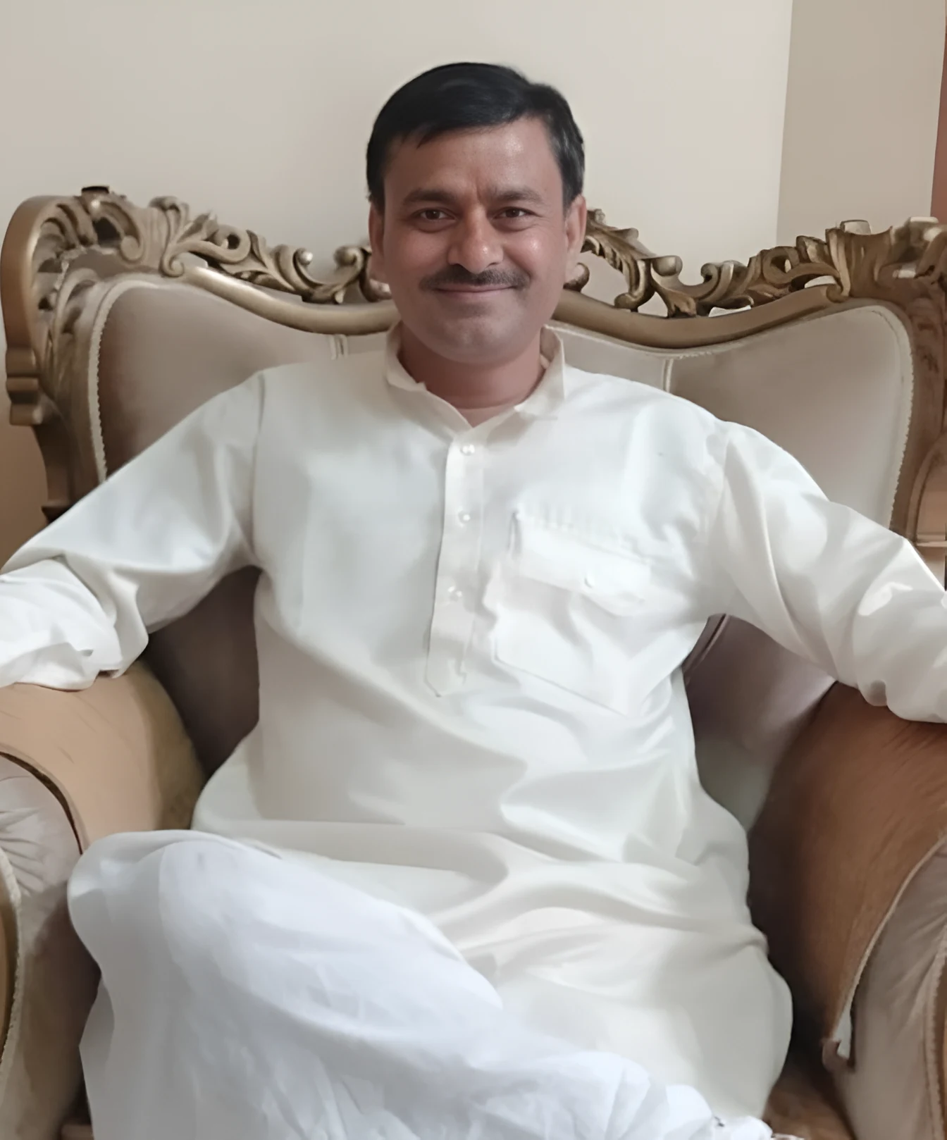 Pandit Aditya Narayan performing traditional Vedic pooja in Pune